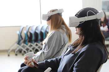 Social work students in virtual reality simulation